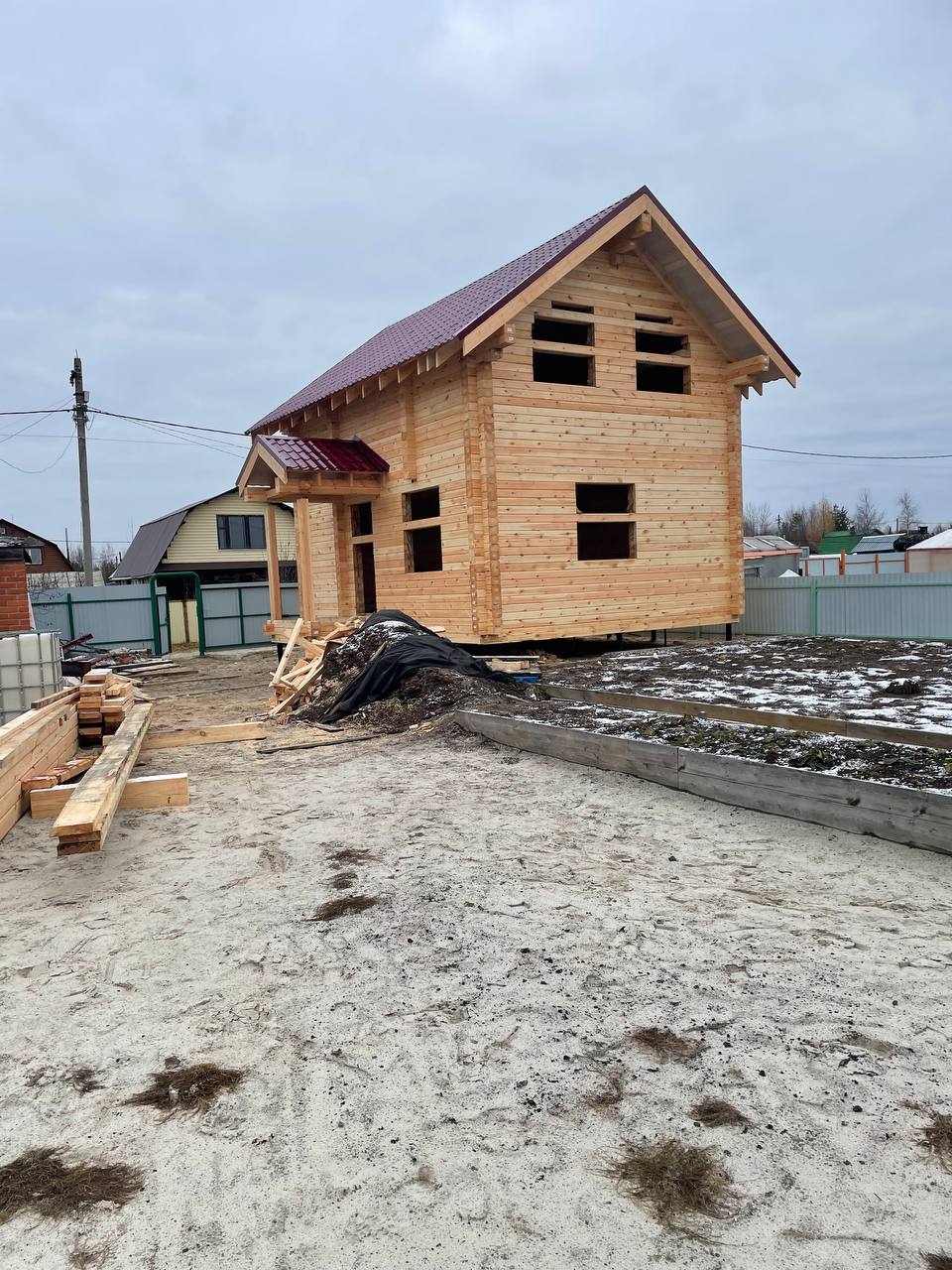 Дом из бруса на свайном фундаменте